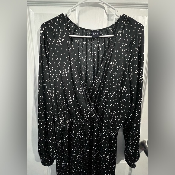 GAP Black and White Ruched Wrap Dress with V-Neck - Picture 4 of 5